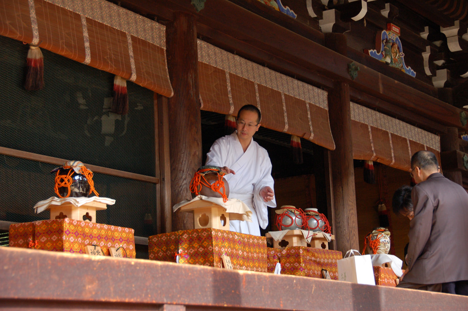 Displaying the tea urn